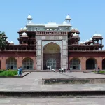 अकबर का मकबरा - मुगल वास्तुकला का एक आकर्षक स्मारक (Akbar's Tomb – a fascinating monument of Mughal architecture)