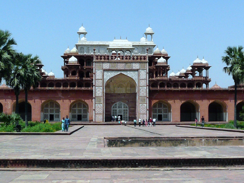 अकबर का मकबरा - मुगल वास्तुकला का एक आकर्षक स्मारक (Akbar's Tomb – a fascinating monument of Mughal architecture)